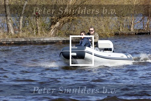 Loosdrecht 4 april 2020
Wesly Bronkhorst aan het varen op de Loosdrechtse plassen met zijn nieuwe vriendin Claudia de Jong.