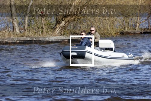 Loosdrecht 4 april 2020
Wesly Bronkhorst aan het varen op de Loosdrechtse plassen met zijn nieuwe vriendin Claudia de Jong.