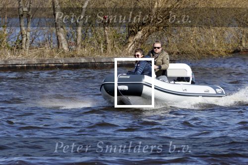 Loosdrecht 4 april 2020
Wesly Bronkhorst aan het varen op de Loosdrechtse plassen met zijn nieuwe vriendin Claudia de Jong.
