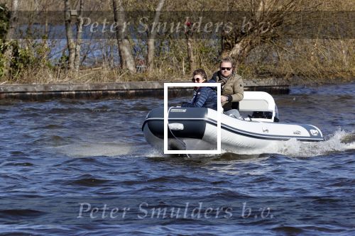 Loosdrecht 4 april 2020
Wesly Bronkhorst aan het varen op de Loosdrechtse plassen met zijn nieuwe vriendin Claudia de Jong.