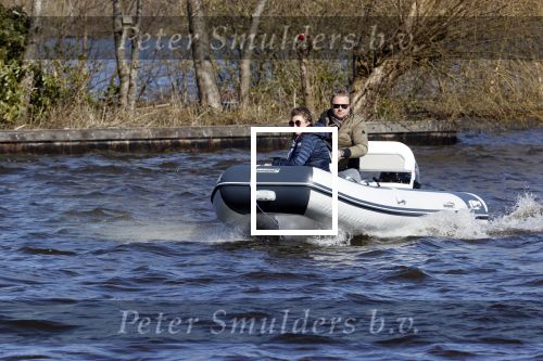 Loosdrecht 4 april 2020
Wesly Bronkhorst aan het varen op de Loosdrechtse plassen met zijn nieuwe vriendin Claudia de Jong.