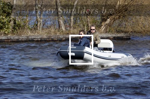 Loosdrecht 4 april 2020
Wesly Bronkhorst aan het varen op de Loosdrechtse plassen met zijn nieuwe vriendin Claudia de Jong.