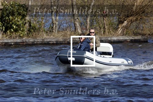 Loosdrecht 4 april 2020
Wesly Bronkhorst aan het varen op de Loosdrechtse plassen met zijn nieuwe vriendin Claudia de Jong.