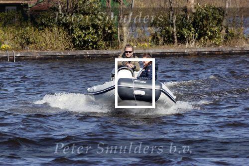 Loosdrecht 4 april 2020
Wesly Bronkhorst aan het varen op de Loosdrechtse plassen met zijn nieuwe vriendin Claudia de Jong.