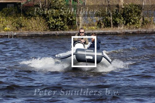 Loosdrecht 4 april 2020
Wesly Bronkhorst aan het varen op de Loosdrechtse plassen met zijn nieuwe vriendin Claudia de Jong.