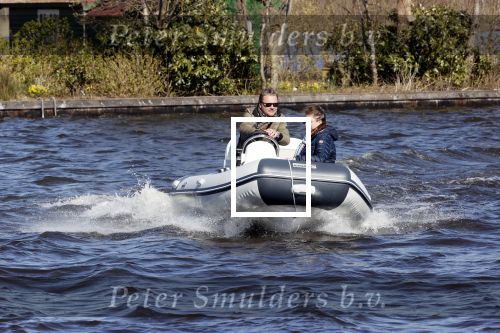 Loosdrecht 4 april 2020
Wesly Bronkhorst aan het varen op de Loosdrechtse plassen met zijn nieuwe vriendin Claudia de Jong.