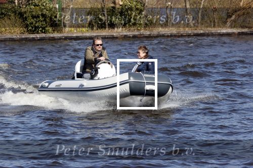 Loosdrecht 4 april 2020
Wesly Bronkhorst aan het varen op de Loosdrechtse plassen met zijn nieuwe vriendin Claudia de Jong.