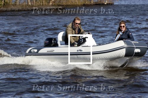 Loosdrecht 4 april 2020
Wesly Bronkhorst aan het varen op de Loosdrechtse plassen met zijn nieuwe vriendin Claudia de Jong.