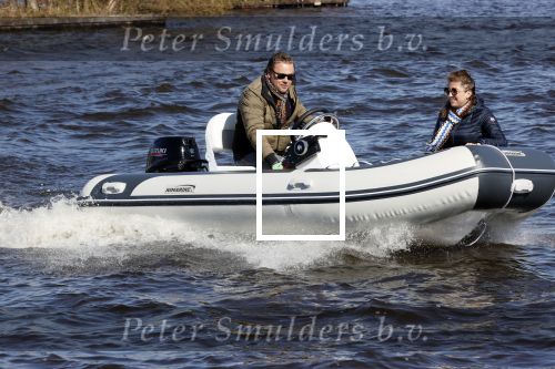 Loosdrecht 4 april 2020
Wesly Bronkhorst aan het varen op de Loosdrechtse plassen met zijn nieuwe vriendin Claudia de Jong.