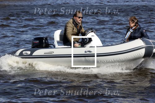 Loosdrecht 4 april 2020
Wesly Bronkhorst aan het varen op de Loosdrechtse plassen met zijn nieuwe vriendin Claudia de Jong.
