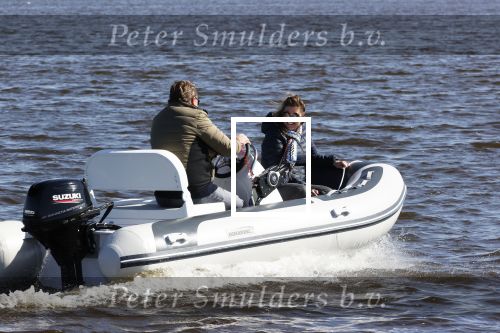 Loosdrecht 4 april 2020
Wesly Bronkhorst aan het varen op de Loosdrechtse plassen met zijn nieuwe vriendin Claudia de Jong.