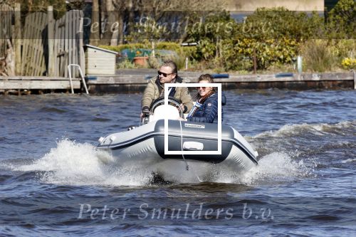 Loosdrecht 4 april 2020
Wesly Bronkhorst aan het varen op de Loosdrechtse plassen met zijn nieuwe vriendin Claudia de Jong.