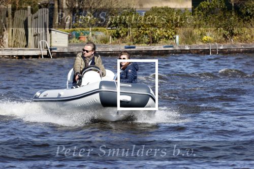 Loosdrecht 4 april 2020
Wesly Bronkhorst aan het varen op de Loosdrechtse plassen met zijn nieuwe vriendin Claudia de Jong.