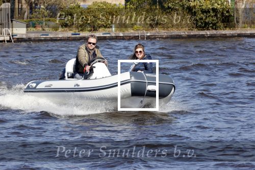 Loosdrecht 4 april 2020
Wesly Bronkhorst aan het varen op de Loosdrechtse plassen met zijn nieuwe vriendin Claudia de Jong.