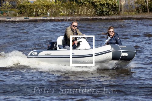 Loosdrecht 4 april 2020
Wesly Bronkhorst aan het varen op de Loosdrechtse plassen met zijn nieuwe vriendin Claudia de Jong.