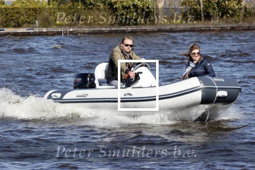 Loosdrecht 4 april 2020
Wesly Bronkhorst aan het varen op de Loosdrechtse plassen met zijn nieuwe vriendin Claudia de Jong.