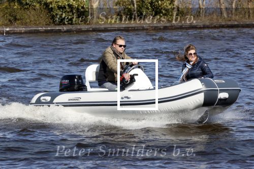 Loosdrecht 4 april 2020
Wesly Bronkhorst aan het varen op de Loosdrechtse plassen met zijn nieuwe vriendin Claudia de Jong.