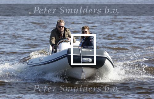 Loosdrecht 4 april 2020
Wesly Bronkhorst aan het varen op de Loosdrechtse plassen met zijn nieuwe vriendin Claudia de Jong.