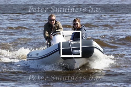 Loosdrecht 4 april 2020
Wesly Bronkhorst aan het varen op de Loosdrechtse plassen met zijn nieuwe vriendin Claudia de Jong.