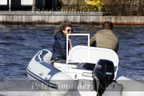 Loosdrecht 4 april 2020
Wesly Bronkhorst aan het varen op de Loosdrechtse plassen met zijn nieuwe vriendin Claudia de Jong.