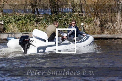Loosdrecht 4 april 2020
Wesly Bronkhorst aan het varen op de Loosdrechtse plassen met zijn nieuwe vriendin Claudia de Jong.
