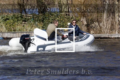 Loosdrecht 4 april 2020
Wesly Bronkhorst aan het varen op de Loosdrechtse plassen met zijn nieuwe vriendin Claudia de Jong.