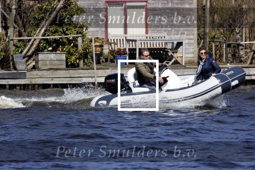 Loosdrecht 4 april 2020
Wesly Bronkhorst aan het varen op de Loosdrechtse plassen met zijn nieuwe vriendin Claudia de Jong.