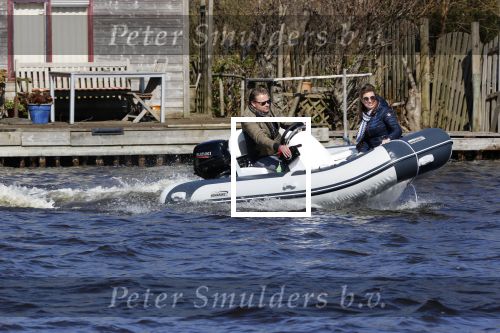 Loosdrecht 4 april 2020
Wesly Bronkhorst aan het varen op de Loosdrechtse plassen met zijn nieuwe vriendin Claudia de Jong.