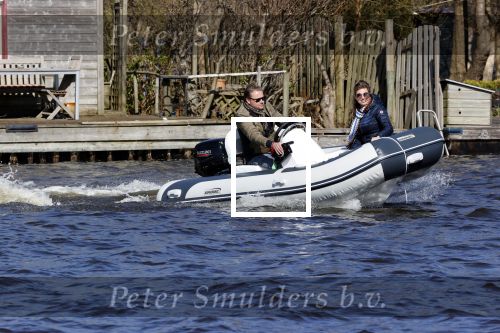 Loosdrecht 4 april 2020
Wesly Bronkhorst aan het varen op de Loosdrechtse plassen met zijn nieuwe vriendin Claudia de Jong.