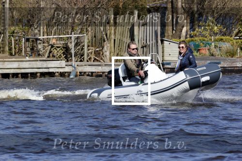 Loosdrecht 4 april 2020
Wesly Bronkhorst aan het varen op de Loosdrechtse plassen met zijn nieuwe vriendin Claudia de Jong.