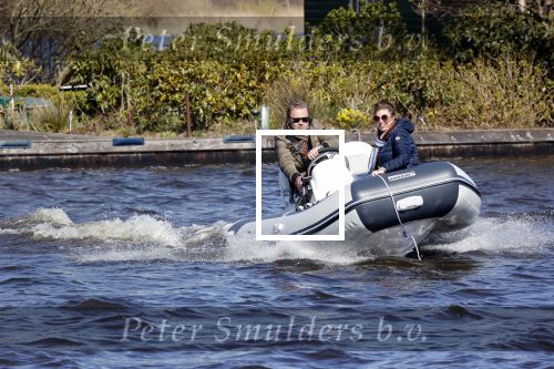 Loosdrecht 4 april 2020
Wesly Bronkhorst aan het varen op de Loosdrechtse plassen met zijn nieuwe vriendin Claudia de Jong.
