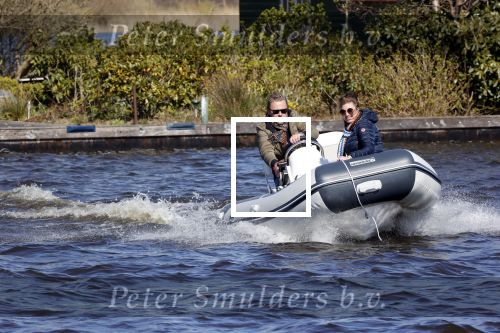 Loosdrecht 4 april 2020
Wesly Bronkhorst aan het varen op de Loosdrechtse plassen met zijn nieuwe vriendin Claudia de Jong.