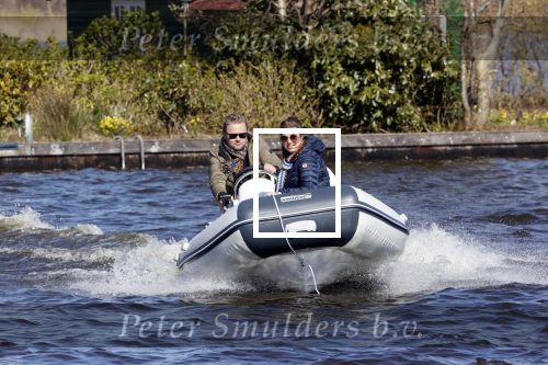 Loosdrecht 4 april 2020
Wesly Bronkhorst aan het varen op de Loosdrechtse plassen met zijn nieuwe vriendin Claudia de Jong.