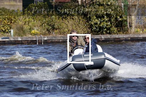 Loosdrecht 4 april 2020
Wesly Bronkhorst aan het varen op de Loosdrechtse plassen met zijn nieuwe vriendin Claudia de Jong.