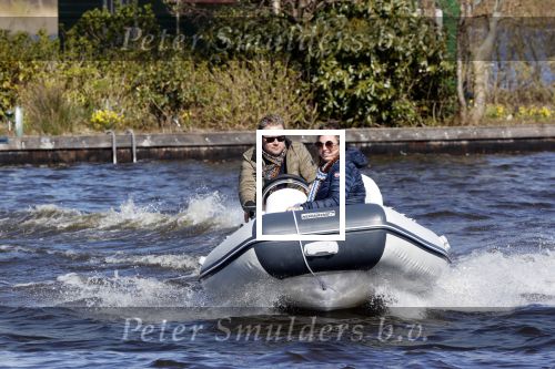 Loosdrecht 4 april 2020
Wesly Bronkhorst aan het varen op de Loosdrechtse plassen met zijn nieuwe vriendin Claudia de Jong.
