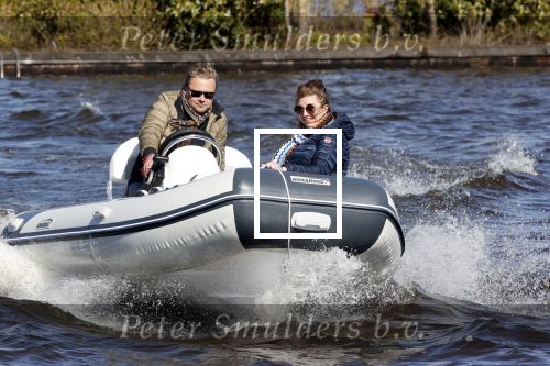 Loosdrecht 4 april 2020
Wesly Bronkhorst aan het varen op de Loosdrechtse plassen met zijn nieuwe vriendin Claudia de Jong.