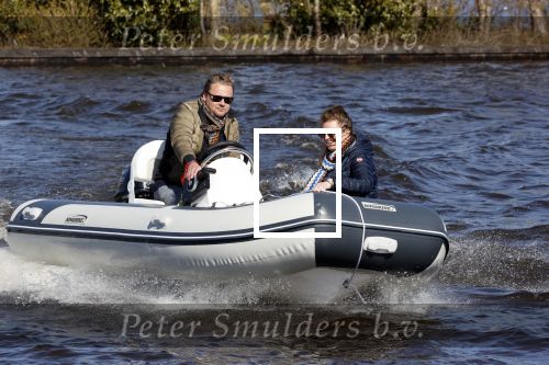 Loosdrecht 4 april 2020
Wesly Bronkhorst aan het varen op de Loosdrechtse plassen met zijn nieuwe vriendin Claudia de Jong.