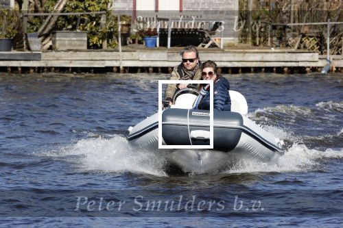 Loosdrecht 4 april 2020
Wesly Bronkhorst aan het varen op de Loosdrechtse plassen met zijn nieuwe vriendin Claudia de Jong.