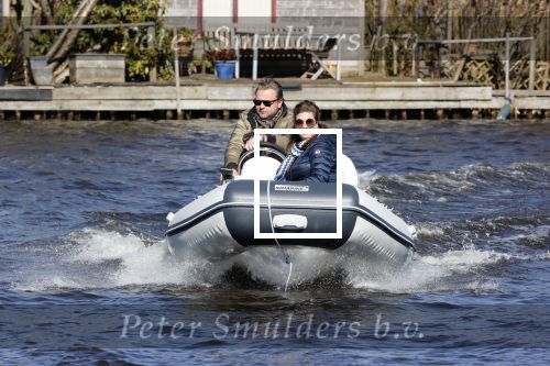 Loosdrecht 4 april 2020
Wesly Bronkhorst aan het varen op de Loosdrechtse plassen met zijn nieuwe vriendin Claudia de Jong.