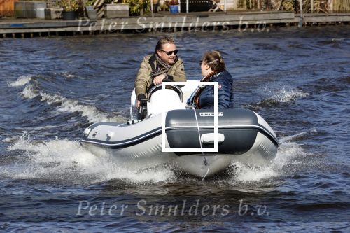 Loosdrecht 4 april 2020
Wesly Bronkhorst aan het varen op de Loosdrechtse plassen met zijn nieuwe vriendin Claudia de Jong.
