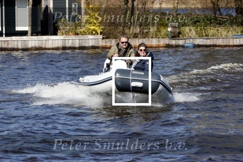 Loosdrecht 4 april 2020
Wesly Bronkhorst aan het varen op de Loosdrechtse plassen met zijn nieuwe vriendin Claudia de Jong.