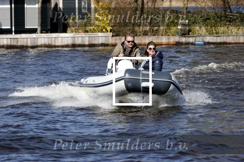 Loosdrecht 4 april 2020
Wesly Bronkhorst aan het varen op de Loosdrechtse plassen met zijn nieuwe vriendin Claudia de Jong.