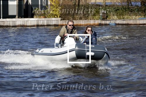 Loosdrecht 4 april 2020
Wesly Bronkhorst aan het varen op de Loosdrechtse plassen met zijn nieuwe vriendin Claudia de Jong.