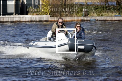 Loosdrecht 4 april 2020
Wesly Bronkhorst aan het varen op de Loosdrechtse plassen met zijn nieuwe vriendin Claudia de Jong.