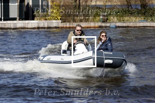 Loosdrecht 4 april 2020
Wesly Bronkhorst aan het varen op de Loosdrechtse plassen met zijn nieuwe vriendin Claudia de Jong.