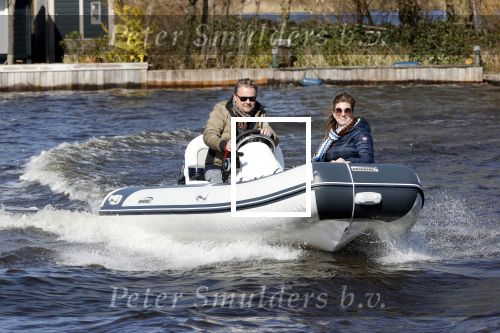 Loosdrecht 4 april 2020
Wesly Bronkhorst aan het varen op de Loosdrechtse plassen met zijn nieuwe vriendin Claudia de Jong.