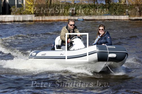Loosdrecht 4 april 2020
Wesly Bronkhorst aan het varen op de Loosdrechtse plassen met zijn nieuwe vriendin Claudia de Jong.