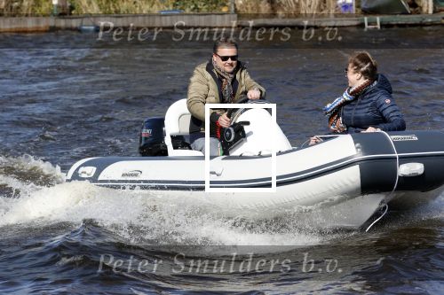 Loosdrecht 4 april 2020
Wesly Bronkhorst aan het varen op de Loosdrechtse plassen met zijn nieuwe vriendin Claudia de Jong.