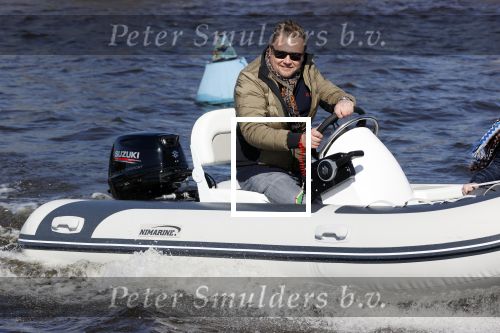 Loosdrecht 4 april 2020
Wesly Bronkhorst aan het varen op de Loosdrechtse plassen met zijn nieuwe vriendin Claudia de Jong.