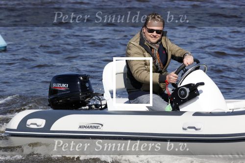 Loosdrecht 4 april 2020
Wesly Bronkhorst aan het varen op de Loosdrechtse plassen met zijn nieuwe vriendin Claudia de Jong.